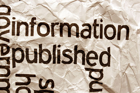Zerknitterter Zettel mit Schriftzug „information published“