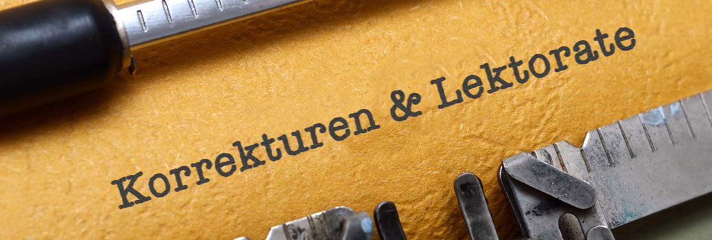 Schriftzug Korrekturen & Lektorate auf einem Blatt Papier, eingespannt in eine alte Schreibmaschine